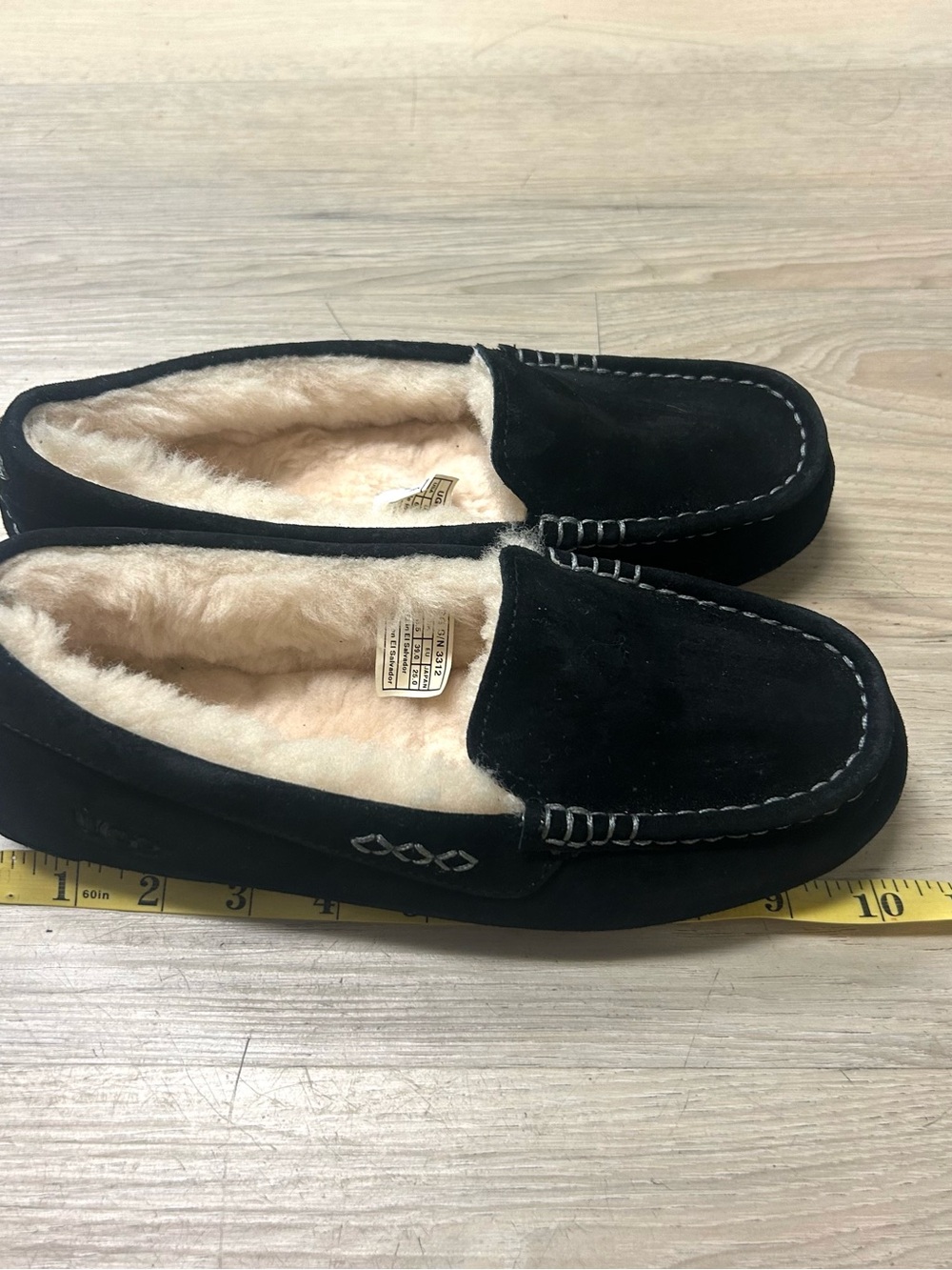 UGG Slippers Ansley Womens Sz 8 Moccasin Sheepskin Black Suede Slip On Comfort - Picture 14 of 16
